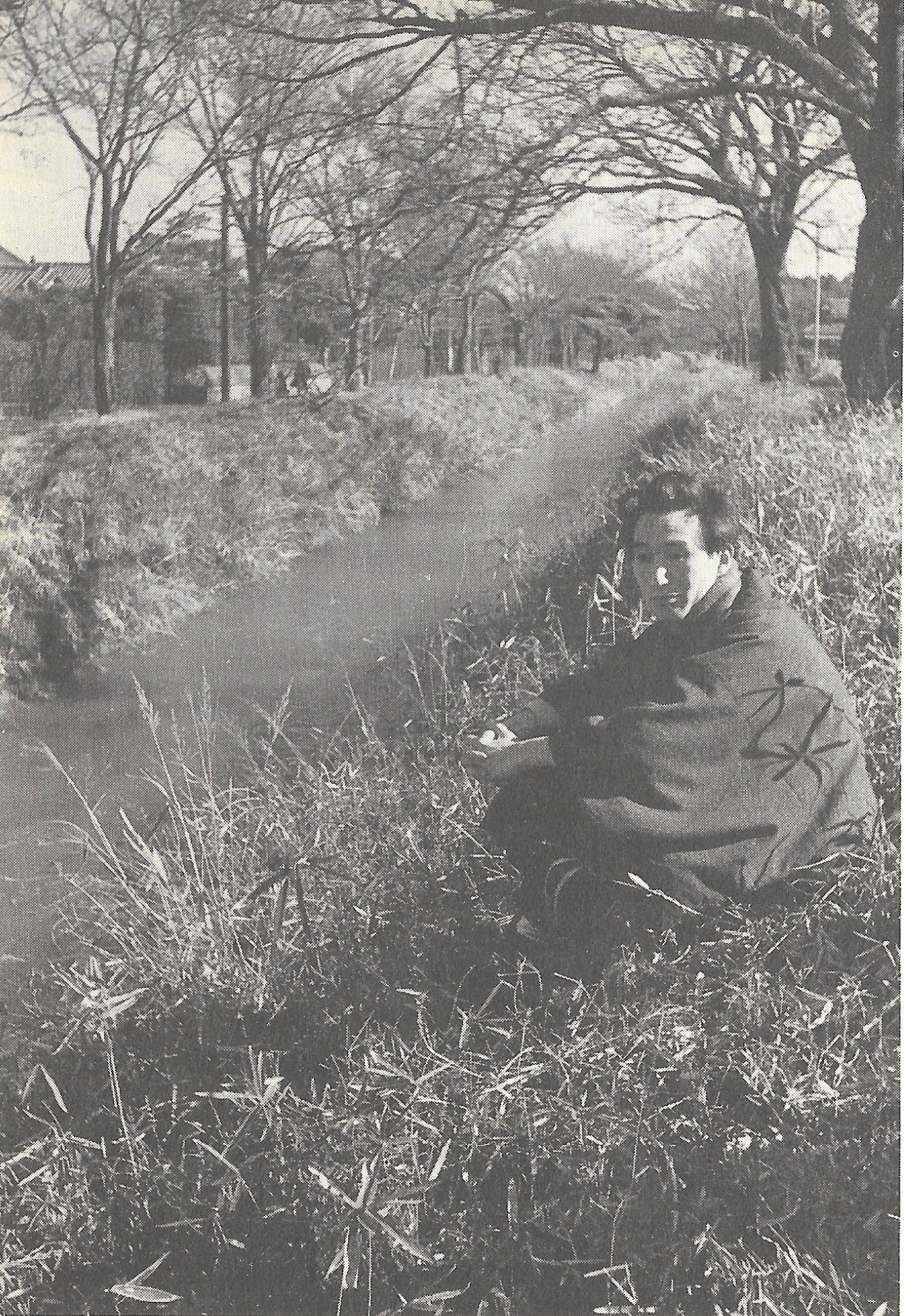 玉川上水のほとりに座る太宰治(1948年)